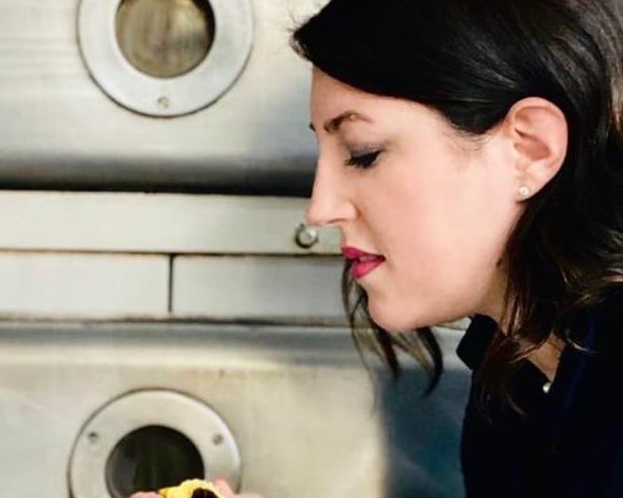 Alessandra Malavenda probiert frisches Gebäck vor dem Backofen