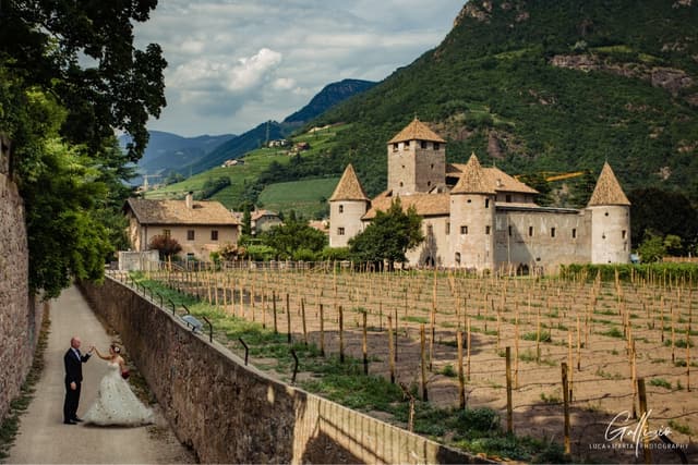 Brautpaar auf dem Weg zu Schloss Maretsch zwischen Weinbergen