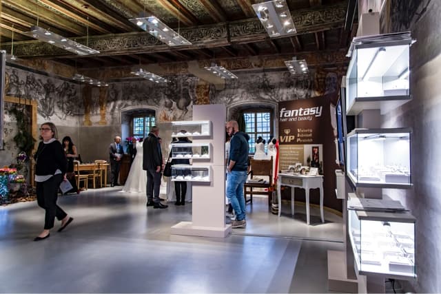 Aussteller für Schmuck und Haarstyling in einem historischen Saal