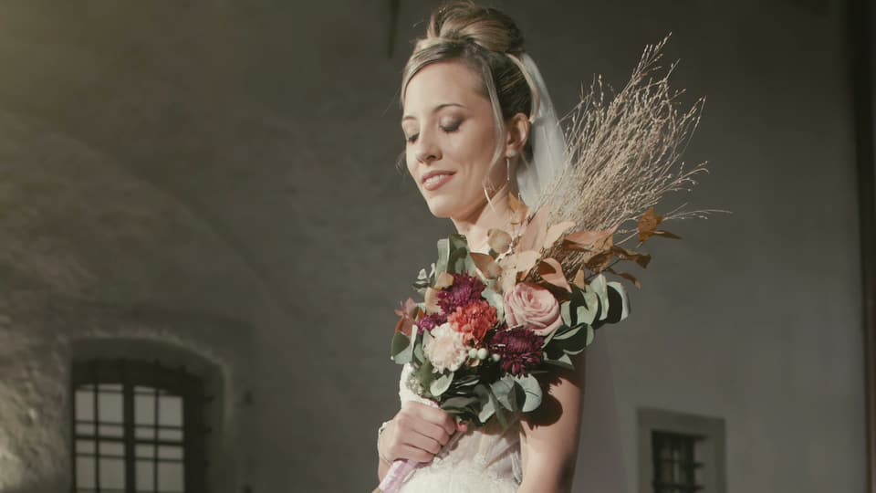 Szene aus dem Marry me Film: Brautkleid mit Perlenkette