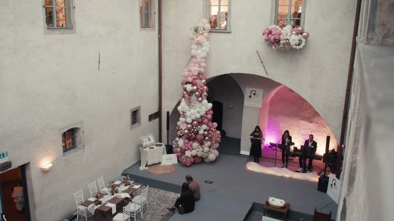 Blick in den Innenhof von Schloss Maretsch mit Blumenbogen und Bühne