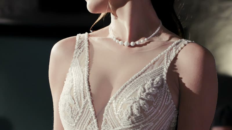 Brautkleid mit Perlenkette im Detail