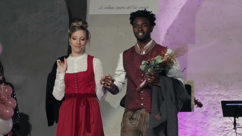 Paar in Südtiroler Tracht auf dem Laufsteg