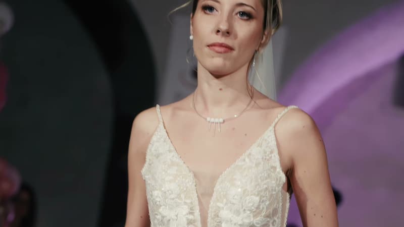 Braut im Spitzenkleid auf dem Laufsteg