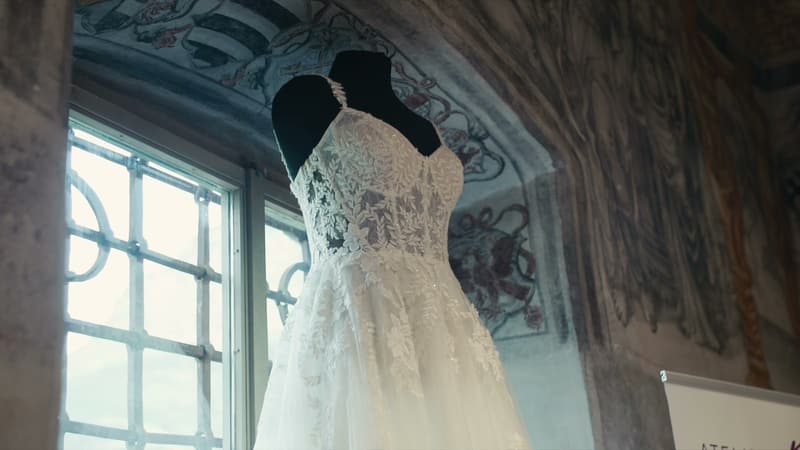 Brautkleid am Fenster eines Schlosssaals