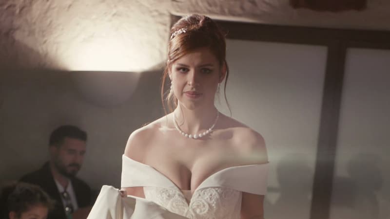 Braut mit Perlenkette