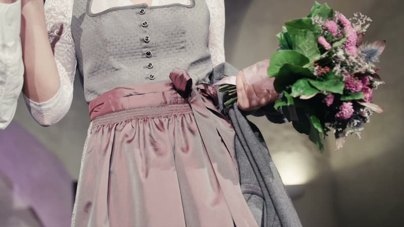 Dirndl mit Brautstrauß