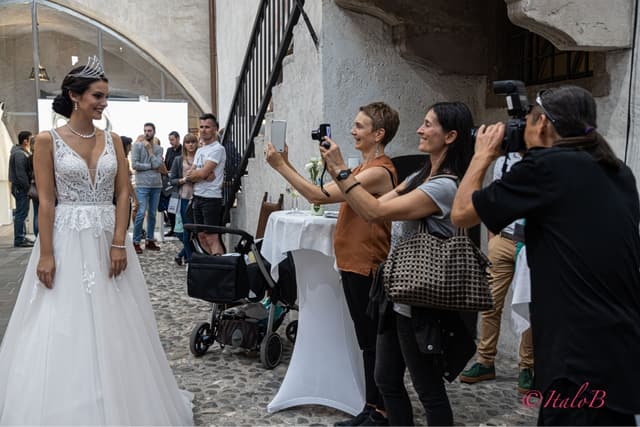 Model im Brautkleid wird im Innenhof fotografiert